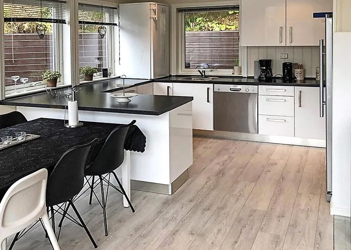 10 Person In Lyngdal-by Traum * Lyngdal